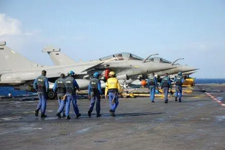 Sur le pont d’envol, les techniciens s'affairent pour préparer au mieux les Rafale, photo Philippe Marque